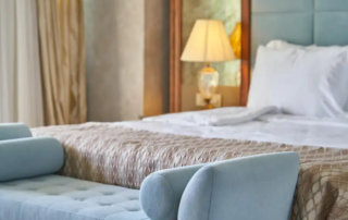 Gemütliches Schlafzimmer im Hotel mit modernem Design, hellen Farben und stilvollen Möbeln für einen perfekten Aufenthalt.