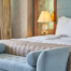 Gemütliches Schlafzimmer im Hotel mit modernem Design, hellen Farben und stilvollen Möbeln für einen perfekten Aufenthalt.