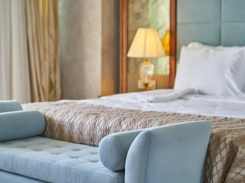 Gemütliches Schlafzimmer im Hotel mit modernem Design, hellen Farben und stilvollen Möbeln für einen perfekten Aufenthalt.