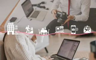 Ein kreatives Arbeiten im Hotelzimmer, wo eine Person am Laptop sitzt und eine Kamera in der Hand hält, ideal für Reiseblogger.