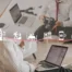 Ein kreatives Arbeiten im Hotelzimmer, wo eine Person am Laptop sitzt und eine Kamera in der Hand hält, ideal für Reiseblogger.