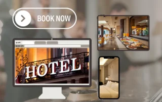 Ein Computer zeigt die Buchungsseite eines Hotels, während im Hintergrund ein Frühstücksbuffet und ein Zimmer im Hotel zu sehen sind.