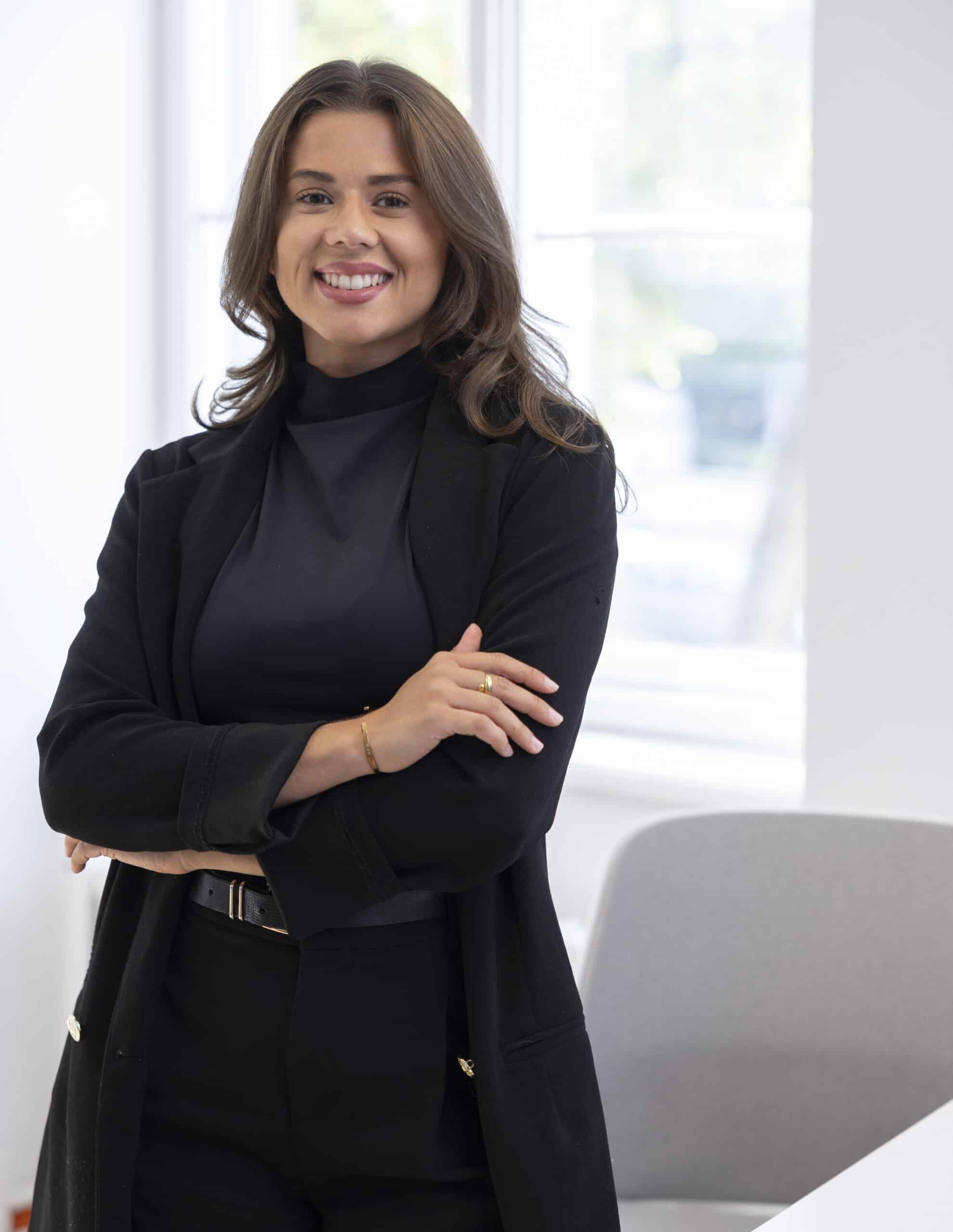 Professionelles Portrait einer lächelnden Frau im modernen Büro Portrait einer lächelnden Frau in einem hellen Büro, geeignet für Business- sowie Karriere-Homepages.